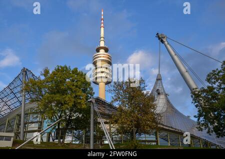 Munich, Allemagne - octobre 20 2011 : Parc Olympia et tour de télévision par temps ensoleillé et nuageux Banque D'Images