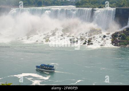 Chutes Niagara, Canada - juillet 17 2013 : vue sur les chutes Niagara américaines avec petit bateau touristique par temps ensoleillé Banque D'Images