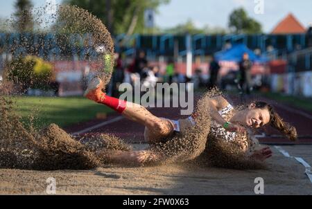 21 mai 2021, Saxe-Anhalt, Dessau-Roßlau: Athlétisme: Rencontre internationale au stade Paul Grifzu, saut à la longue, femmes: Alina Rotaru-Kottmann de Roumanie en action. Photo: Hendrik Schmidt/dpa-Zentralbild/dpa Banque D'Images