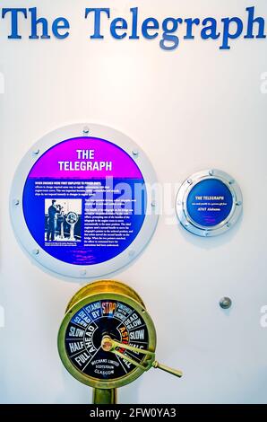 Un télégraphe de navire, également appelé télégraphe de commande de moteur ou chadburn, est photographié au Musée GulfQuest, le 14 mai 2021, à Mobile, Alabama. Banque D'Images