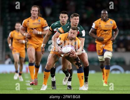 Handre Pollard de Montpellier affronté par Ben Youngs de Leicester Tigers lors du match final de la coupe européenne de rugby à XV au stade de Twickenham, Londres. Date de la photo: Vendredi 21 mai 2021. Banque D'Images