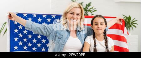 L'aide pour les devoirs est maintenant largement requise parmi les écoliers. Apprendre la langue anglaise aux Etats-Unis. Étudiante anglaise avec le drapeau américain à la Banque D'Images