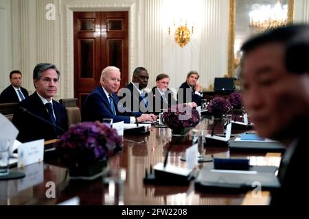 Le secrétaire d'État Antony Blinken, de gauche à droite, le président américain Joe Biden, le secrétaire à la Défense Lloyd Austin, le conseiller à la sécurité nationale Jake Sullivan, John Kerry, envoyé spécial du Président des États-Unis pour le climat, participe à une réunion bilatérale avec le Président sud-coréen Moon Jae-in dans la salle à manger de l'État de la Maison Blanche à Washington le vendredi 21 mai 2021. Biden a salué Moon pour les pourparlers qui devraient couvrir le programme nucléaire de la Corée du Nord, une pénurie mondiale de semi-conducteurs et le changement climatique. Photo de Stefani Reynolds/The New York Times/Pool/ABACAPRESS.COM Banque D'Images