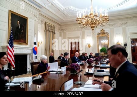 Le président américain Joe Biden participe à une réunion bilatérale avec le président sud-coréen Moon Jae-in dans la salle à manger de l'État de la Maison Blanche à Washington le vendredi 21 mai 2021. Biden a salué Moon pour les pourparlers qui devraient couvrir le programme nucléaire de la Corée du Nord, une pénurie mondiale de semi-conducteurs et le changement climatique. Photo de piscine par Stefani Reynolds/UPI Banque D'Images