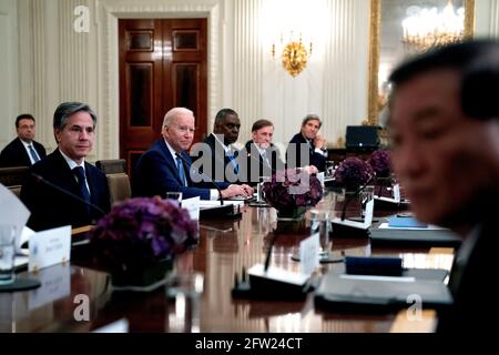 La secrétaire d'État Antony Blinken, de gauche à droite, le président américain Joe Biden, Defen­se Secre­tary Lloyd Austi­n, le conseiller à la sécurité nationale Jake Sullivan, John Kerry, envoyé spécial du Président des États-Unis pour le climat, participe à une réunion bilatérale avec le Président sud-coréen Moon Jae-in dans la salle à manger de l'État de la Maison Blanche à Washington le vendredi 21 mai 2021. Biden a salué Moon pour les pourparlers qui devraient couvrir le programme nucléaire de la Corée du Nord, une pénurie mondiale de semi-conducteurs et le changement climatique. Photo de piscine par Stefani Reynolds/UPI Banque D'Images