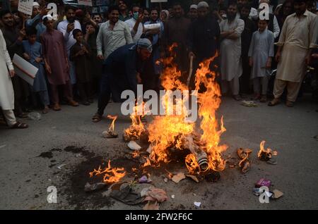 Peshawar, Pakistan. 20 mai 2021. Les partisans du TAJIR et de l'ANP musulmans du Pakistan participent à un rassemblement à Peshawar en faveur des Palestiniens. (Photo de Hussain Ali/Pacific Press/Sipa USA) crédit: SIPA USA/Alay Live News Banque D'Images