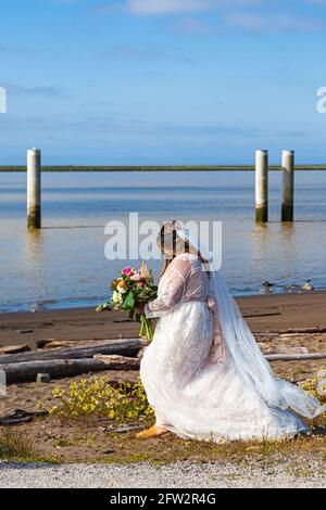 La mariée arrivant pour un mariage sur la plage à Gary point Parc à Steveston Colombie-Britannique Canada Banque D'Images