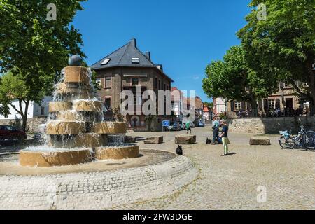 Fontaine de Berlin sur les rives de la rivière main, Floersheim, Hesse, Allemagne Banque D'Images