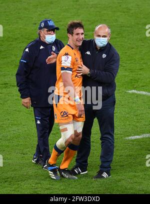 Stade de Twickenham, Angleterre, Royaume-Uni. 21 mai 2021. Directeur de Rugby de Montpellier Philippe Saint André avec Johan Goosen après la finale de la coupe du défi européen entre Leicester Tigers et Montpellier: Crédit: Ashley Western/Alay Live News Banque D'Images