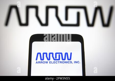 Ukraine. 21 mai 2021. Dans cette illustration, le logo Arrow Electronics apparaît sur un smartphone et un écran d'ordinateur. Crédit : SOPA Images Limited/Alamy Live News Banque D'Images