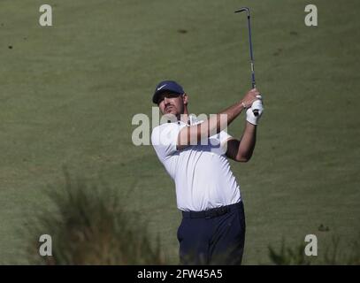 Kiawah Island, États-Unis. 21 mai 2021. Brooks Koepka atteint son tir d'approche au 10e trou dans le deuxième tour du 103e championnat PGA au Kiawah Island Golf Resort Ocean course sur Kiawah Island, Caroline du Sud, le vendredi 21 mai 2021. Photo de John Angelillo/UPI crédit: UPI/Alay Live News Banque D'Images