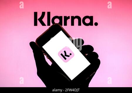 Espagne. 21 mai 2021. Sur cette photo, le logo de la banque Klarna AB est affiché sur un smartphone avec le logo de la banque Klarna AB en arrière-plan. Crédit : SOPA Images Limited/Alamy Live News Banque D'Images