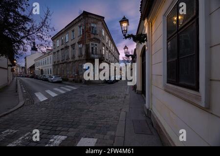 Coin des rues Demetrova et Basaricekova le soir dans la ville de Zagreb, Croatie Banque D'Images