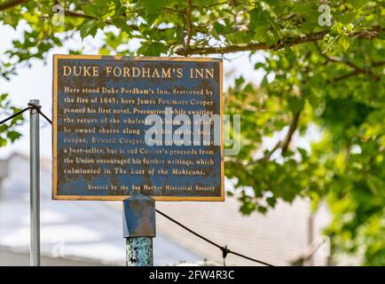 Panneau métallique avec informations historiques marquant l'emplacement de Duke Fordham's Inn, Sag Harbor, NY Banque D'Images
