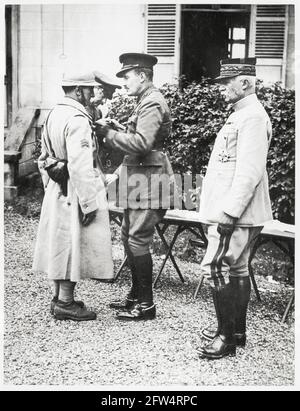 Première Guerre mondiale, première Guerre mondiale, front occidental - Prince Arthur de Connaught décorant un sergent français, le général Fayolle commandant la 6e armée, France Banque D'Images