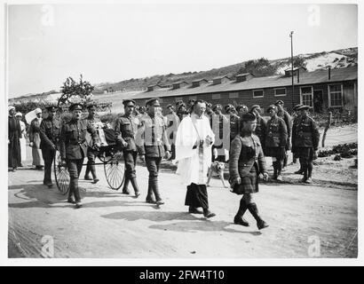 Première Guerre mondiale, première Guerre mondiale, Front occidental - funérailles d'une infirmière de la Croix-Rouge britannique, tuée lors du RAID aérien allemand dans un hôpital de la Croix-Rouge, France Banque D'Images