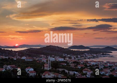 Coucher de soleil sur la ville de Murter sur l'île de Murter, Dalmatie, Croatie Banque D'Images