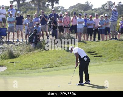 Kiawah Island, États-Unis. 21 mai 2021. Hideki Matsuyama du Japon pute sur le 10ème trou dans le deuxième tour du 103ème championnat PGA au Kiawah Island Golf Resort Ocean course sur Kiawah Island, Caroline du Sud, le vendredi 21 mai 2021. Photo de John Angelillo/UPI crédit: UPI/Alay Live News Banque D'Images