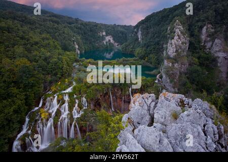 Coucher du soleil en cascade Sastavci, parc national des Lacs de Plitvice, Croatie Banque D'Images