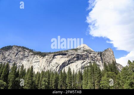 Un gigantesque mur de rochers au parc national de Yosemite, Californie, États-Unis Banque D'Images