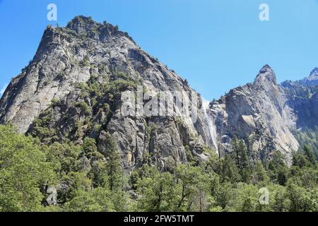 Chute de Bridalveil, l'une des nombreuses chutes d'eau du parc national de Yosemite, Californie, États-Unis Banque D'Images