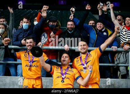 Londres, Royaume-Uni. 21 mai 2021. TWICKENHAM ANGLETERRE - MAI 21: Arthur Vincent de Montpellier Alexandre Becognee de Montpellier et Anthony Bouthier de Montpellier avec Trophée après avec fans Challenge Cup finale match entre Leicester Tigers et Montpellier, au stade de Twickenham le 21 mai 2021 à Londres, Angleterre crédit: Action Foto Sport/Alay Live News Banque D'Images