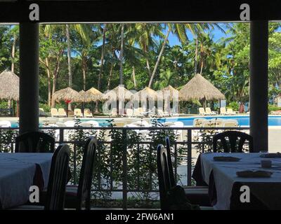 Salle à manger avec vue sur la piscine du complexe de Tamarindo, Costa Rica Banque D'Images