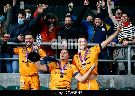 Londres, Royaume-Uni. 21 mai 2021. TWICKENHAM ANGLETERRE - MAI 21: Arthur Vincent de Montpellier Alexandre Becognee de Montpellier et Anthony Bouthier de Montpellier avec Trophée après avec fans Challenge Cup finale match entre Leicester Tigers et Montpellier, au stade de Twickenham le 21 mai 2021 à Londres, Angleterre crédit: Action Foto Sport/Alay Live News Banque D'Images