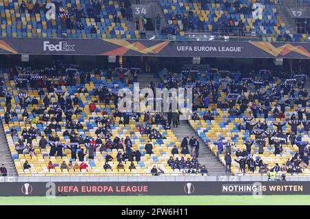 KIEV, UKRAINE - 11 MARS 2021: Tribunes du stade NSK Olimpiyskiy à Kiev un tiers complet en raison des restrictions de quarantaine de la COVID-19 observées pendant le jeu UEFA Europa League Dynamo Kyiv v Villarreal Banque D'Images