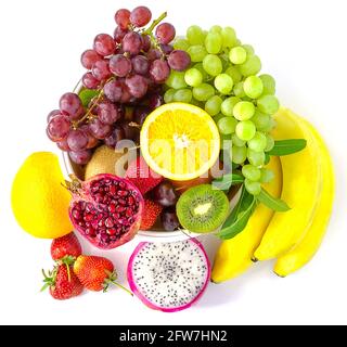 Composition avec des fruits assortis isolés sur fond blanc avec Banque D'Images