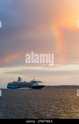 Sunset et Rainbow sur les ferries de croisière à Torquay, Devon, Angleterre, Europe Banque D'Images