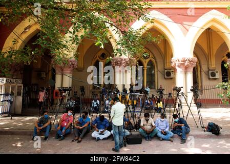 Kolkata, Inde. 21 mai 2021. KOLKATA, INDE - MAI 21 : personnel des médias en dehors de la haute Cour de Calcutta où l'affaire Narada scam est entendue le 21 mai 2021 à Kolkata, Inde. Vendredi, la haute Cour de Calcutta a ordonné l'arrestation à domicile des deux ministres benglais Subrata Mukherjee, Firad Hakim, Madan Mitra, député de TMC, et de l'ancien maire de Kolkata, Sovan Chatterjee, qui ont été détenus dans l'affaire de corruption de Narada. Les quatre ont été arrêtés chez eux par le CBI lundi matin.(photo de Samir Jana/Hindustan Times/Sipa USA) crédit: SIPA USA/Alay Live News Banque D'Images