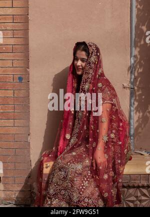 Femme voilée posant pour une photo Kashgar, Xinkiang, République populaire de Chine, 2019 Banque D'Images