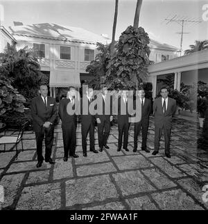 27 décembre 1962 - le Président John F. Kennedy rencontre les dirigeants d'exil cubains. La photographie inclut: Alveno Sanchez, commandant de brigade Roberto Perez San Ramon, José Perez San Ramon, président Kennedy, Représentant civil Manuel Airtime, deuxième commandant de la brigade Eurreido Olivia et Enrique Ruiz Williams. Résidence C. Michael Paul, Palm Beach, Floride. Veuillez indiquer « Cecil Stoughton ». Photos de la Maison Blanche. Banque D'Images