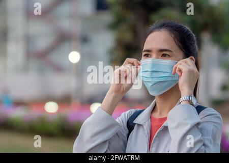 Les travailleuses des usines industrielles thaïlandaises portent des masques pour prévenir la COVID-19. Les femmes asiatiques portent un masque médical Banque D'Images