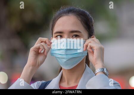 Les travailleuses des usines industrielles thaïlandaises portent des masques pour prévenir la COVID-19. Les femmes asiatiques portent un masque médical Banque D'Images