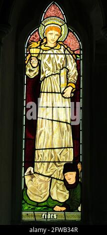 Fides, Faith, vitrail par Burne-Jones, 1865, détail de la fenêtre « Faith, Hope and Charity », église Sculthorpe, Norfolk, Angleterre, Royaume-Uni Banque D'Images