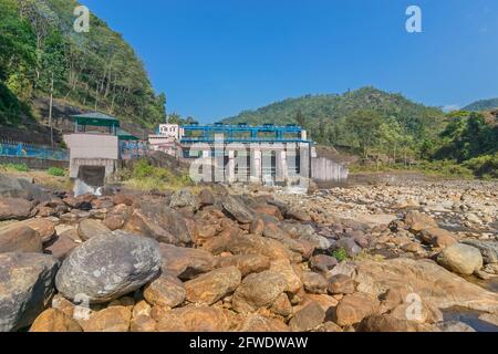 DOOARS, BENGALE-OCCIDENTAL , INDE - 6 DÉCEMBRE 2017 : projet fluvial de Joldhaka - centrale hydroélectrique sur les rives de la rivière Joldhaka. Pierres de rivière b Banque D'Images