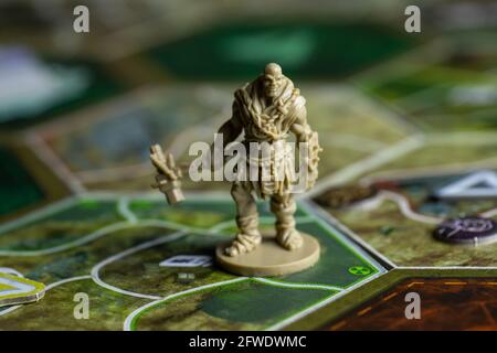 Roseville, MN, Etats-Unis, 02.04.2021 - Fallout Board Game Plastic Figure on Map Tiles Banque D'Images