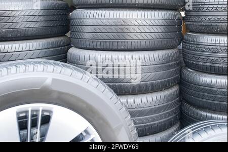 Plusieurs pneus de voiture sont alignés dans un atelier de pneus. Banque D'Images