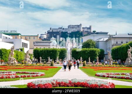 Château de Salzbourg depuis les jardins Mirabell Banque D'Images