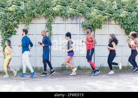 Groupe de coureurs s'entraîner dans un parc. Banque D'Images