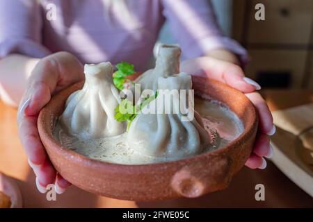 Boulettes traditionnelles géorgiennes Khalkali avec de la viande sur une assiette blanche. Gros plan. Banque D'Images