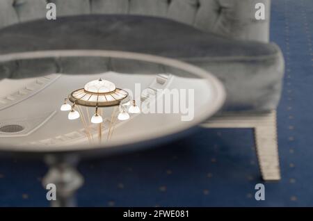 Intérieur avec table à café miroir élégante en argent avec des reflets de lustres. Banque D'Images