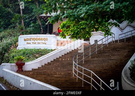 Texte doré bannière en face de l'escalier, la langue thaï signifie Phra que Doi Tung, c'est le nom du célèbre lieu et temple dans la province de Chiang Rai, au nord Banque D'Images