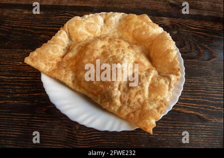 Traditionnel empanadas pâtisseries argentines savoureuses avec farce de bœuf à la viande. Banque D'Images