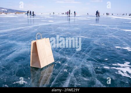 Le sac de nourriture en papier est sur la glace Banque D'Images