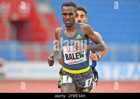 Birhanu Balew (BRN) place deuxième dans le 10000m dans un Record national 27:07.49 lors de la 60ème piste d'Ostrava Golden Spike Et rencontre sur le terrain à Mestsky Banque D'Images