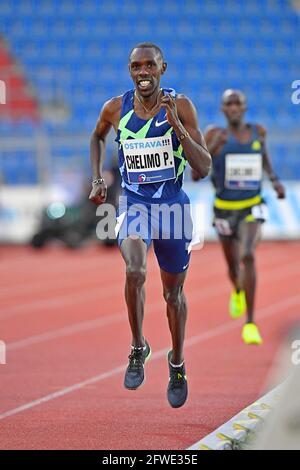 Paul Chelimo (Etats-Unis) se place deuxième au 3000m en 7:41.69 lors de la 60ème rencontre sur le terrain et la piste de Spike d'or d'Ostrava au stade Mestsky à Ostrava, Banque D'Images