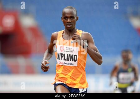 Jacob Kiplimo (UGA) remporte le 10000m en 26:33.93 lors de la 60ème rencontre sur le terrain et la piste de Spike d'or d'Ostrava au stade Mestsky d'Ostrava, République Tchèque Banque D'Images